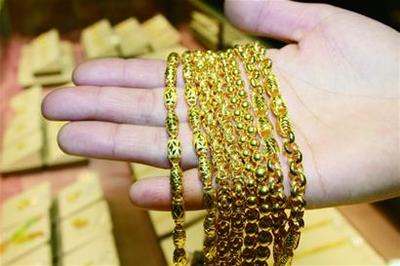 周大生摻假事件曝光引爭議，青島門店未下架產(chǎn)品引消費者維權(quán)